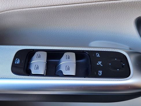 Used 2024 Mercedes-Benz GLC 300 4MATIC image 23