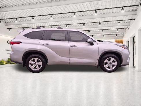 Used 2023 Toyota Highlander L FWD image 14