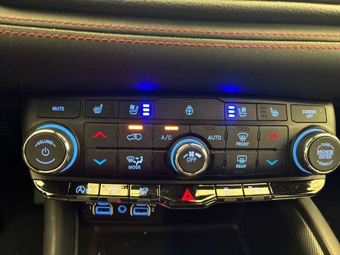 Used 2024 Dodge Durango GT AWD/4WD image 21