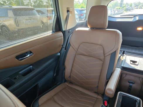 Used 2024 Nissan Pathfinder Platinum FWD image 12