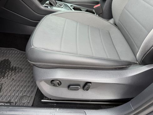 Used 2023 Volkswagen Taos SE w/ Panoramic Sunroof Package FWD image 15