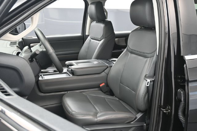 Used 2025 Ford Expedition Active AWD/4WD image 11