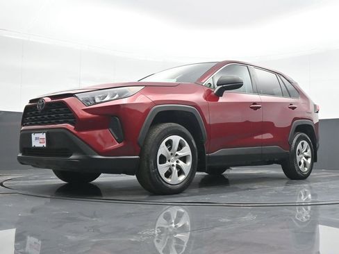 Used 2022 Toyota RAV4 LE image 17