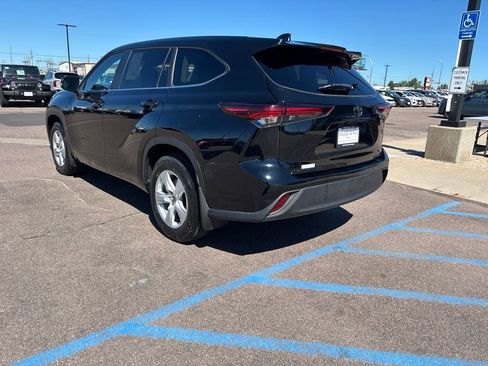 Used 2024 Toyota Highlander LE AWD/4WD image 7