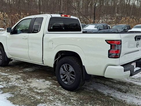 Used 2025 Nissan Frontier SV image 6