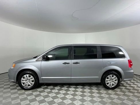 Used 2020 Dodge Grand Caravan SE w/ UConnect Hands-Free Group FWD image 8