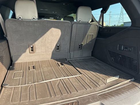 Used 2022 Chevrolet Suburban LT w/ Luxury Package image 31