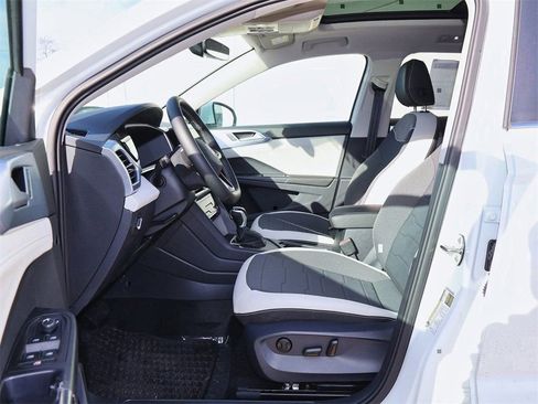 New 2026 Volkswagen Taos SE FWD image 11