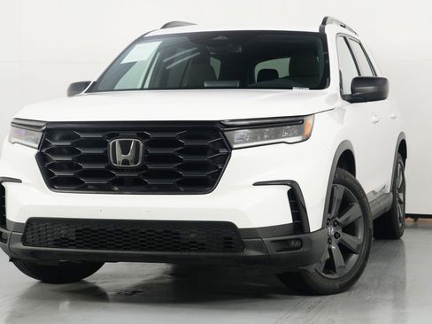 Used 2025 Honda Pilot Sport image 3