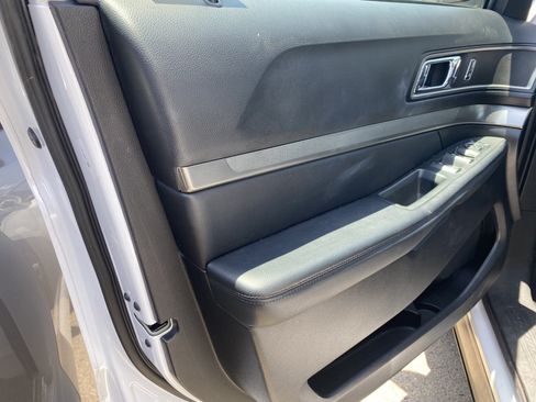 Used 2018 Ford Explorer XLT w/ Equipment Group 202A FWD image 16