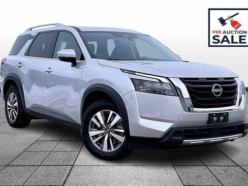 Used 2025 Nissan Pathfinder SL image 2