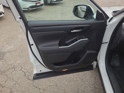 Used 2023 Toyota Highlander XLE image 15