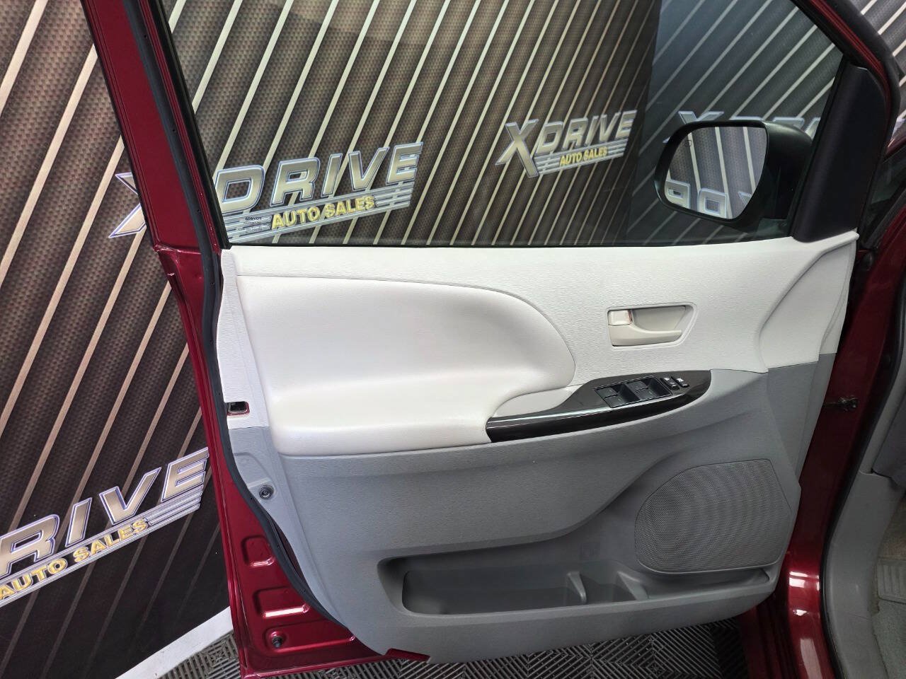 Used 2014 Toyota Sienna LE FWD image 17