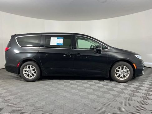 Used 2023 Chrysler Pacifica Touring-L FWD image 13