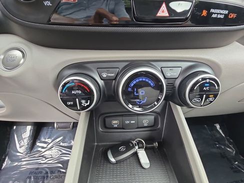 Used 2024 Hyundai Venue SEL image 24