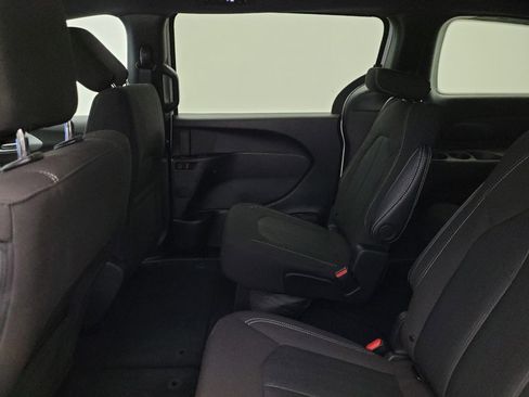 Used 2024 Chrysler Pacifica Touring FWD image 18