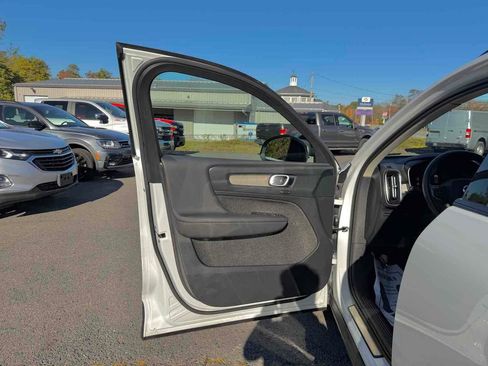 Used 2024 Volvo XC40 B5 Plus w/ Climate Package image 11