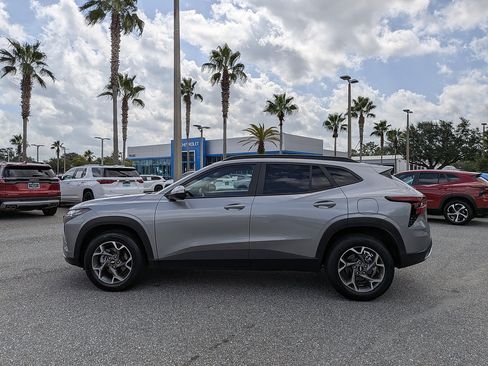 Certified 2025 Chevrolet Trax LT w/ LT Convenience Package FWD image 6