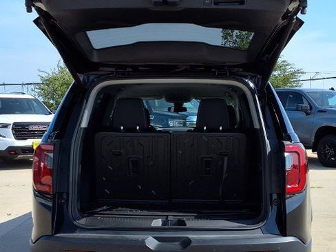 Used 2023 GMC Acadia SLE w/ Driver Convenience Package image 8