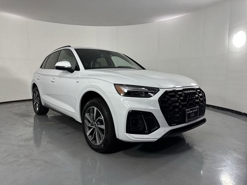 Used 2024 Audi Q5 2.0T Premium w/ Summer of Audi Package AWD/4WD image 3
