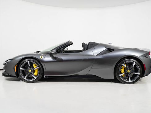 Used 2022 Ferrari SF90 Spider image 13