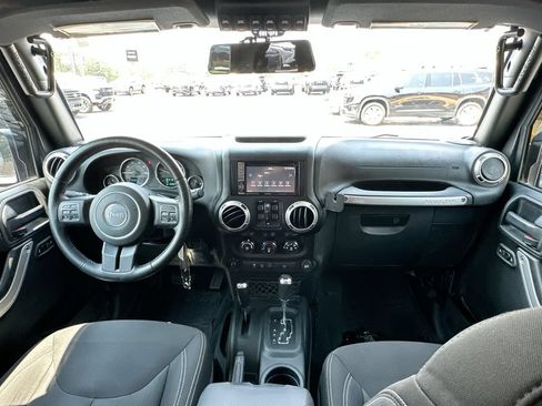 Used 2017 Jeep Wrangler Unlimited Rubicon w/ Connectivity Group AWD/4WD image 3