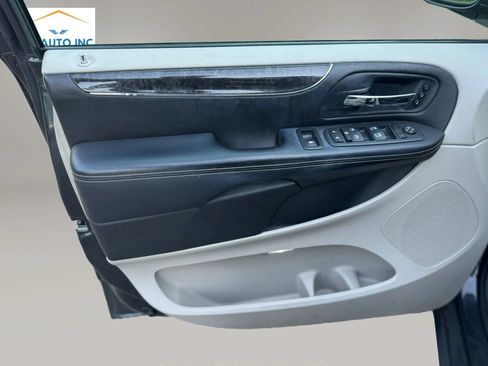 Used 2012 Chrysler Town & Country Limited w/ Luxury Group FWD image 9