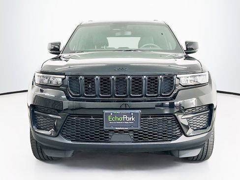 Used 2023 Jeep Grand Cherokee Altitude AWD/4WD image 2