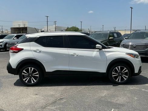 Used 2018 Nissan Kicks SV FWD image 2