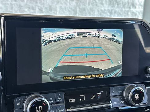 Used 2023 Toyota Highlander XLE AWD/4WD image 19