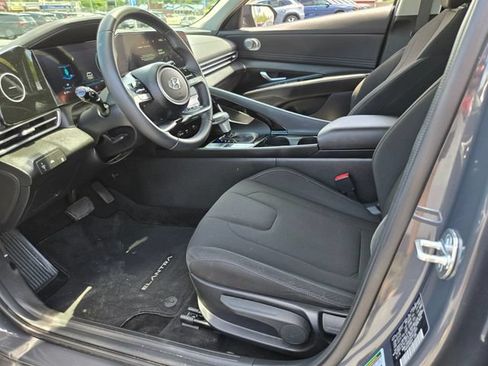 Used 2023 Hyundai Elantra SEL w/ Convenience Package FWD image 10