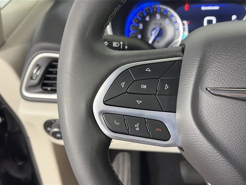 Used 2023 Chrysler Pacifica Touring-L FWD image 32