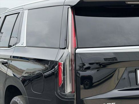 Used 2021 Cadillac Escalade Premium Luxury AWD/4WD image 13