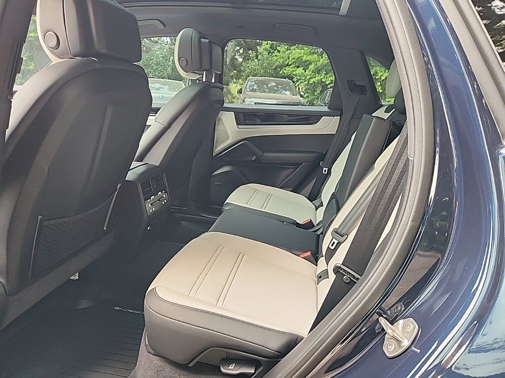 Used 2024 Porsche Cayenne AWD/4WD image 3