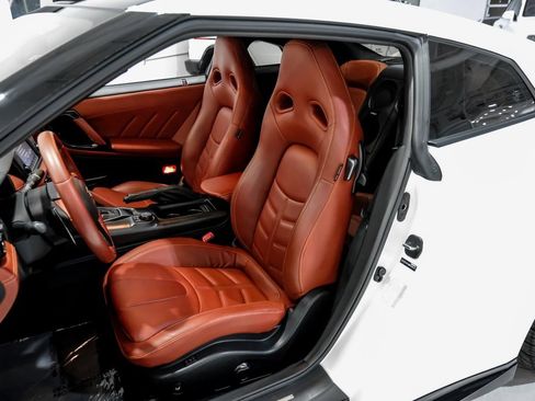 Used 2021 Nissan GT-R Premium image 27