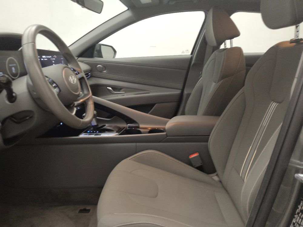 Used 2025 Hyundai Elantra SEL FWD image 17