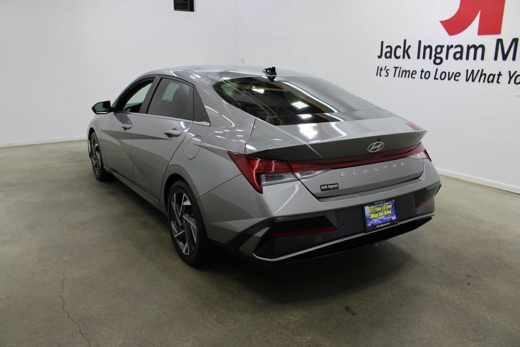 Used 2024 Hyundai Elantra Limited FWD image 3