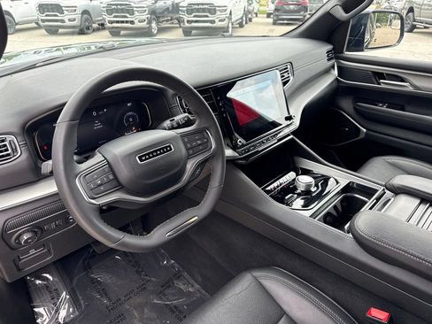 Used 2024 Jeep Wagoneer Series II AWD/4WD image 2
