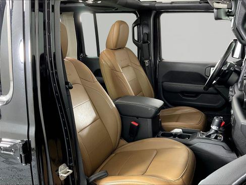 Used 2022 Jeep Wrangler Unlimited Sahara w/ Cold Weather Group AWD/4WD image 29