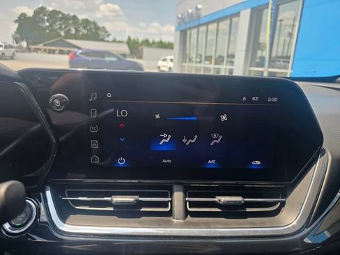 Used 2025 Chevrolet Trax RS w/ Sunroof Package FWD image 18