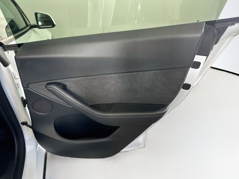 Used 2021 Tesla Model Y Long Range AWD/4WD image 31