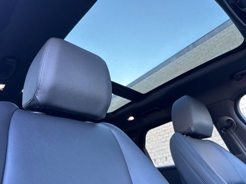 Certified 2025 Land Rover Range Rover Velar Dynamic SE image 18