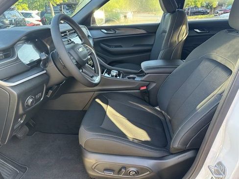 New 2025 Jeep Grand Cherokee L Laredo image 9