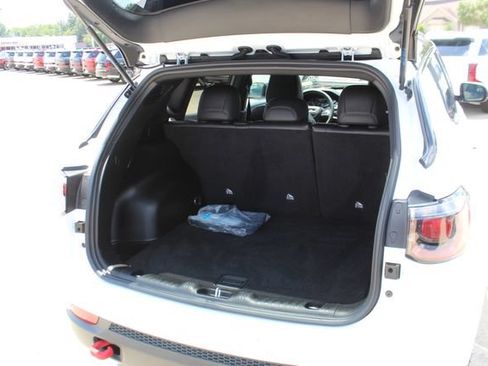Used 2025 Jeep Compass Trailhawk AWD/4WD image 9