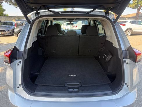 Used 2025 Nissan Rogue SV FWD image 23