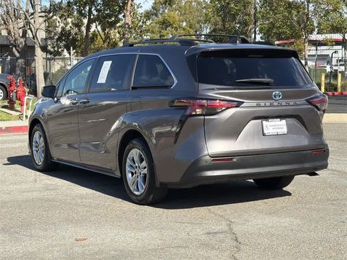 Used 2022 Toyota Sienna XLE w/ XLE Plus Package image 4
