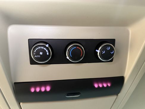 Used 2015 Chrysler Town & Country Touring w/ Driver Convenience Group image 25