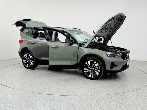 Certified 2023 Volvo XC40 B5 Ultimate w/ Protection Package Premier image 10