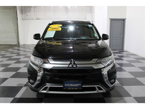 Used 2020 Mitsubishi Outlander ES image 2