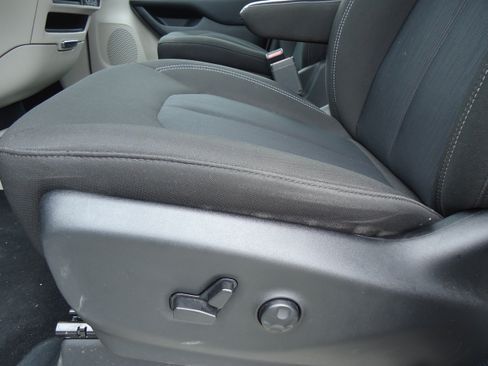 Used 2023 Chrysler Voyager LX FWD image 27